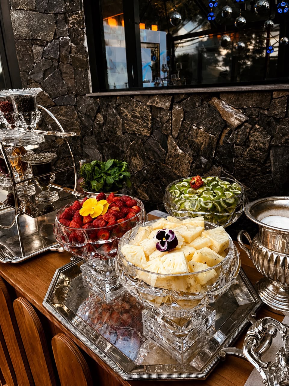 Detalhes de frutas e ingredientes no bar de aniversário