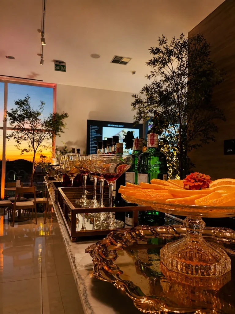 Balcão de bar com frutas em salão iluminado