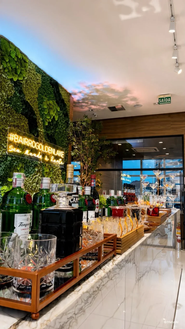 Bar com painel verde e garrafas organizadas