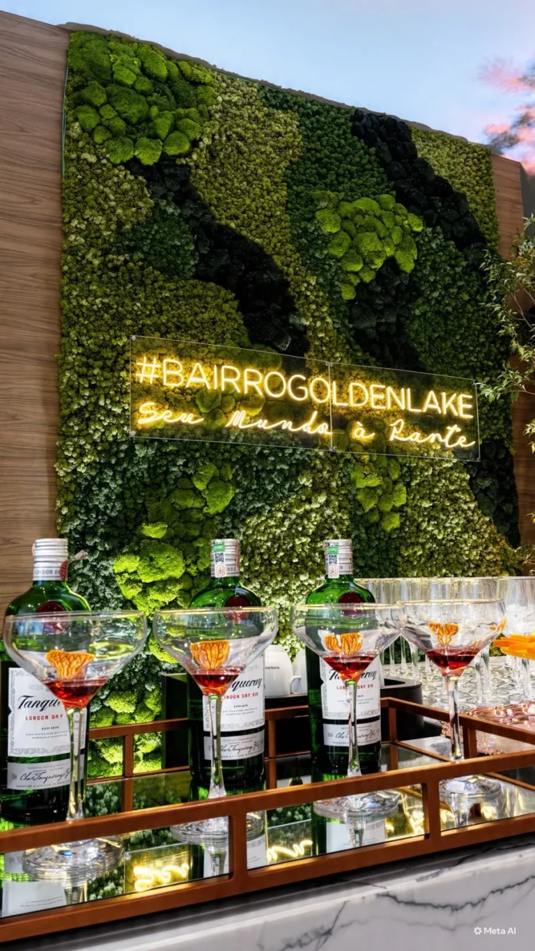 Painel verde atrás das bebidas do bar