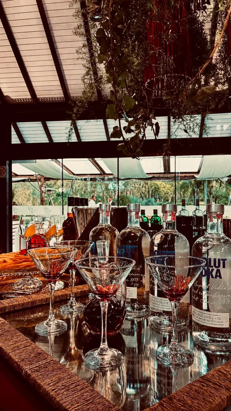 Bar montado junto a janelas e estrutura de madeira
