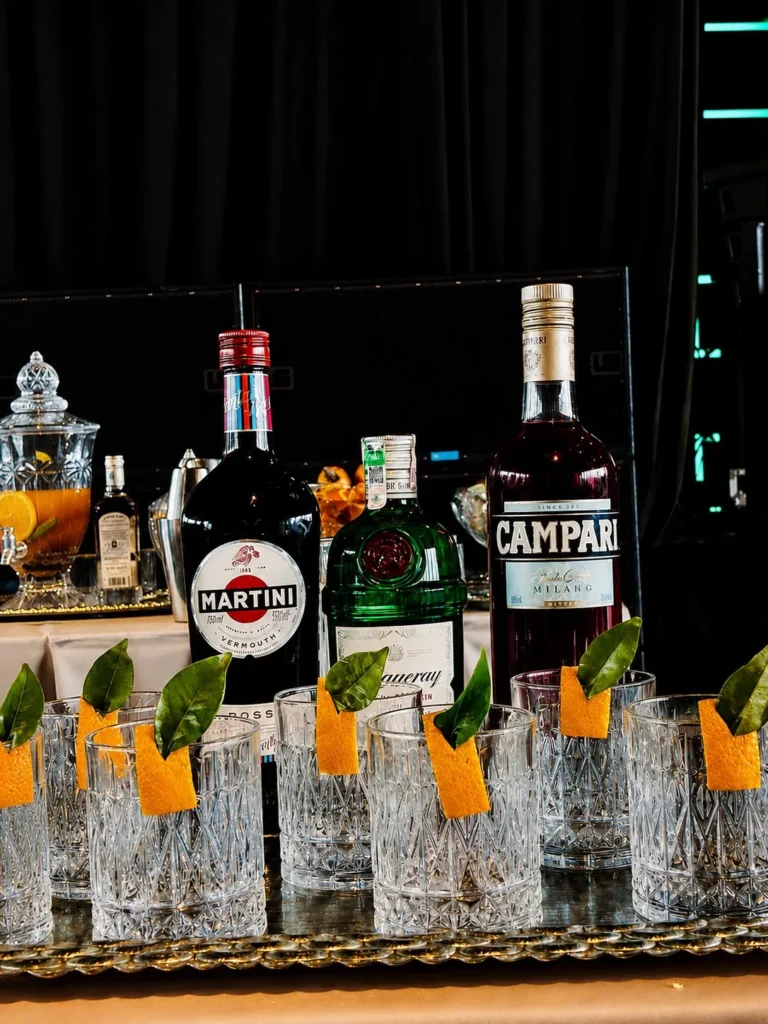 Seleção de bebidas e taças com frutas cítricas