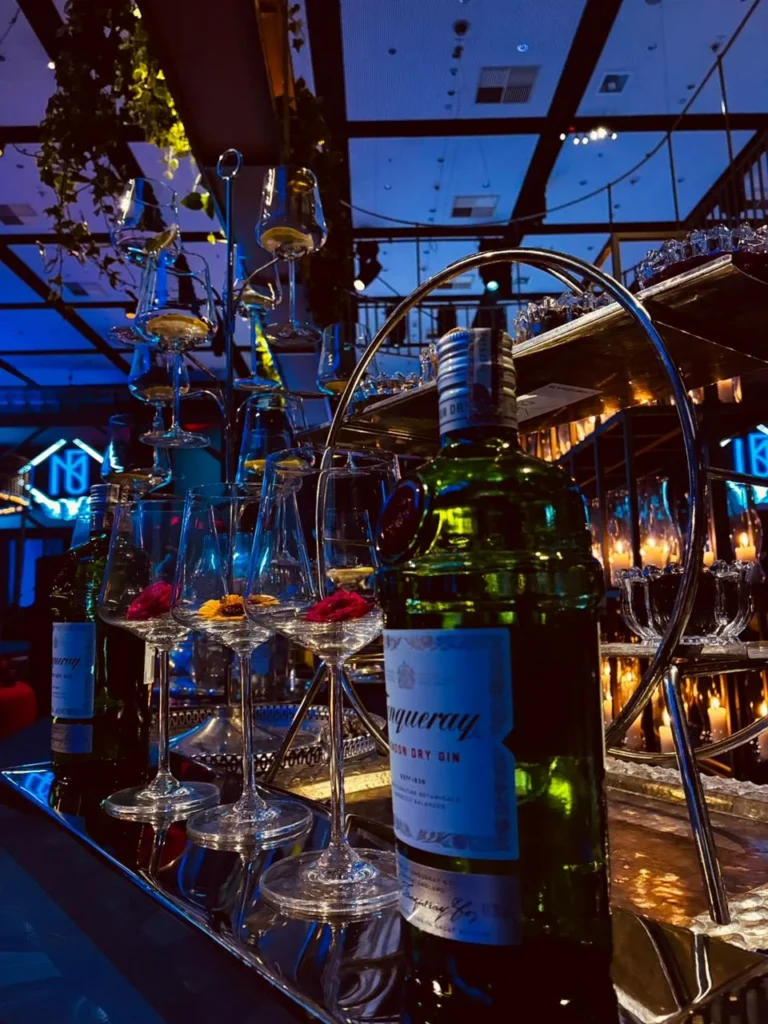 Bar noturno com estrutura de madeira iluminada