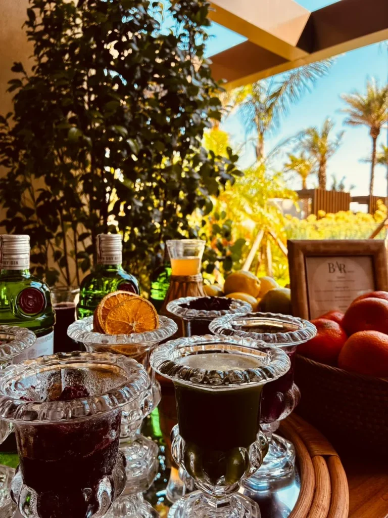 Bar em ambiente aberto com sol e vegetação