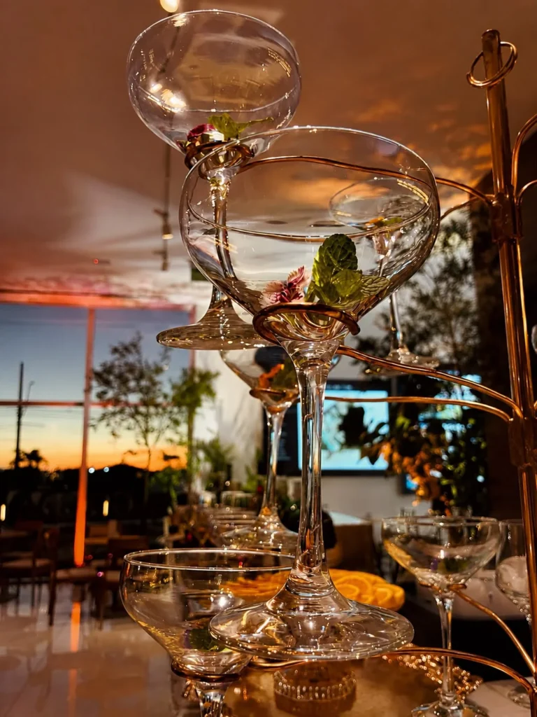 Taças decoradas com frutas em estrutura vertical