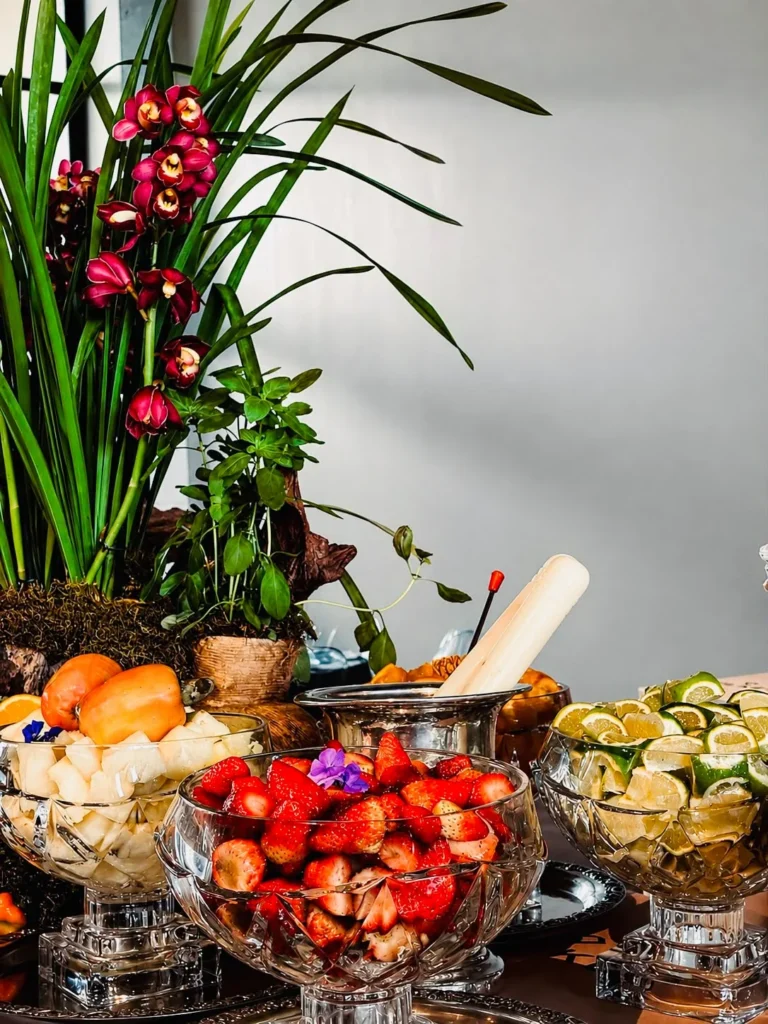 Frutas frescas e folhagens na decoração do bar