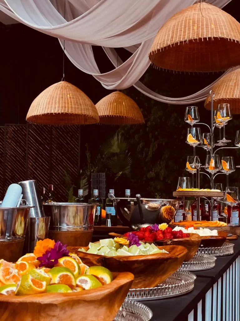 Frutas cortadas no balcão sob luminárias de palha