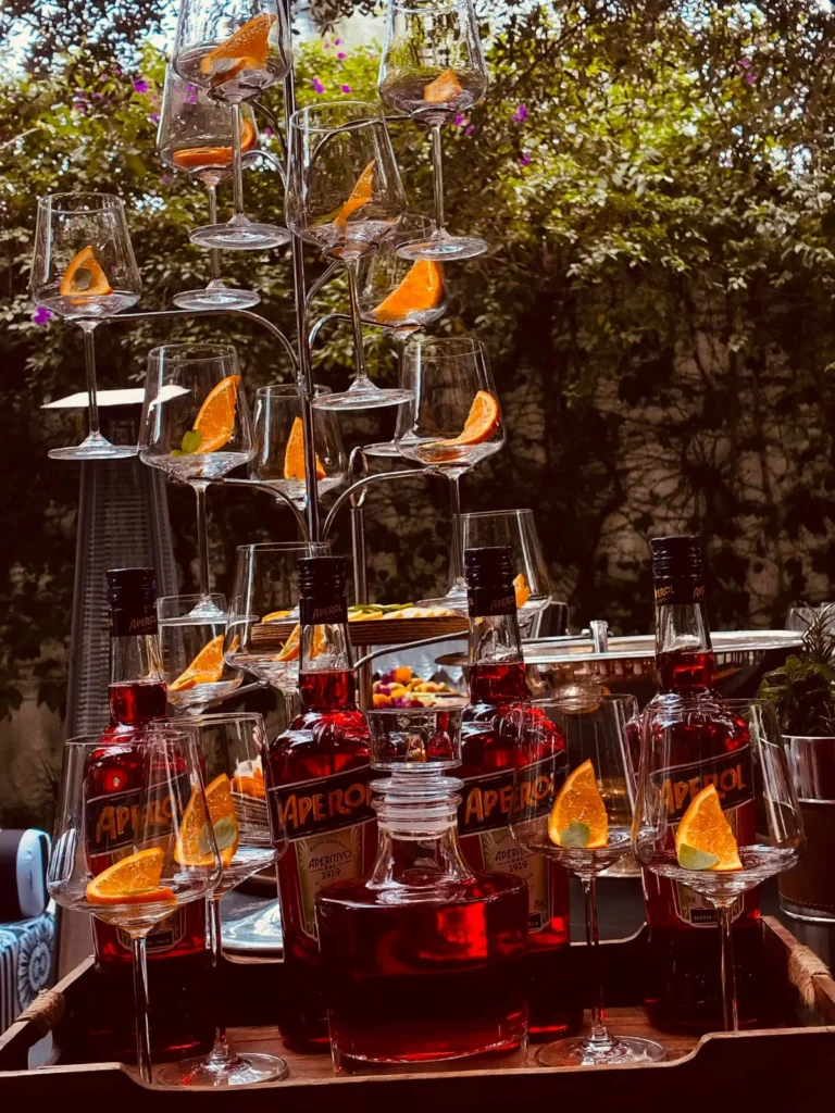 Taças e garrafas organizadas em bar externo