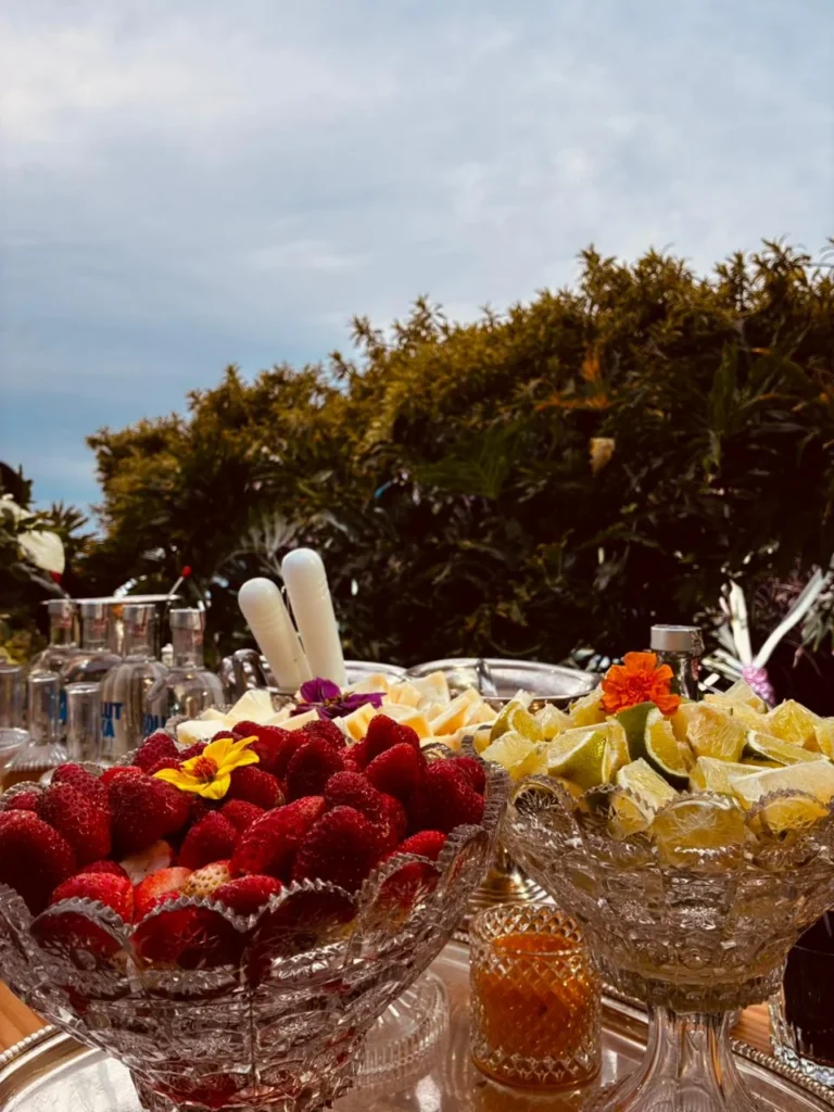 Morangos e frutas cítricas preparados no bar
