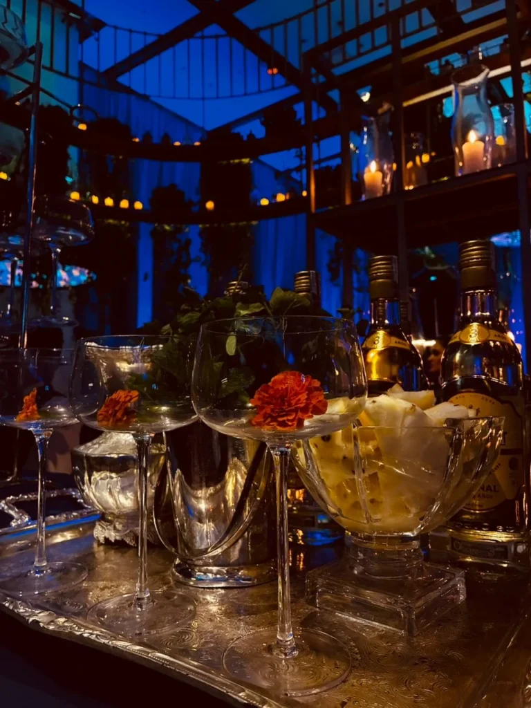 Taças com frutas em bar iluminado à noite