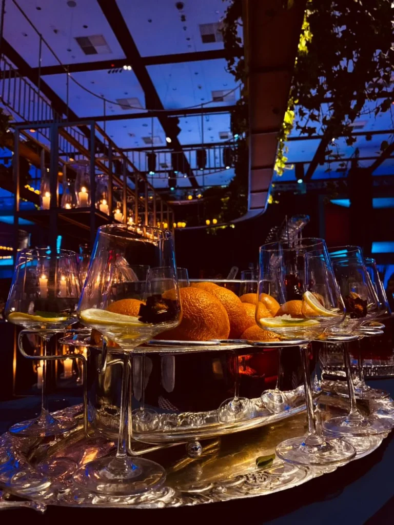 Bandeja de taças com frutas no bar noturno