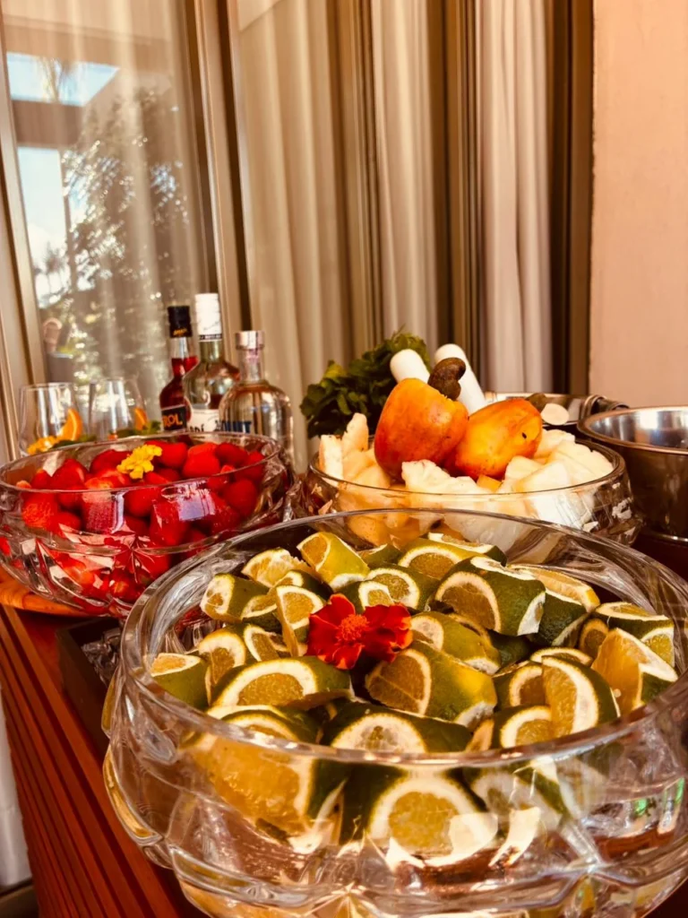 Taças com frutas cítricas junto às bebidas