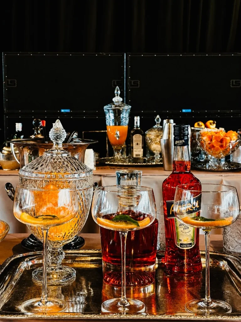 Taças com frutas cítricas alinhadas no bar