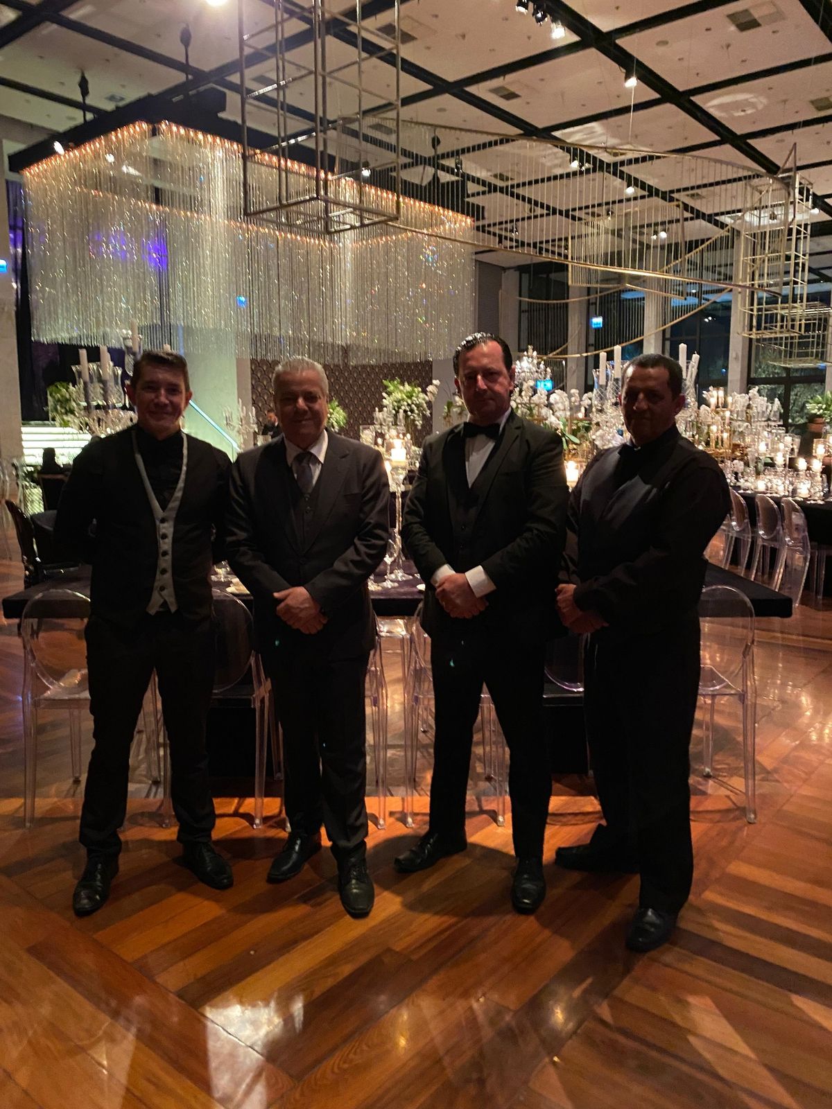 Equipe Dudu Drinks em atendimento de bar no evento