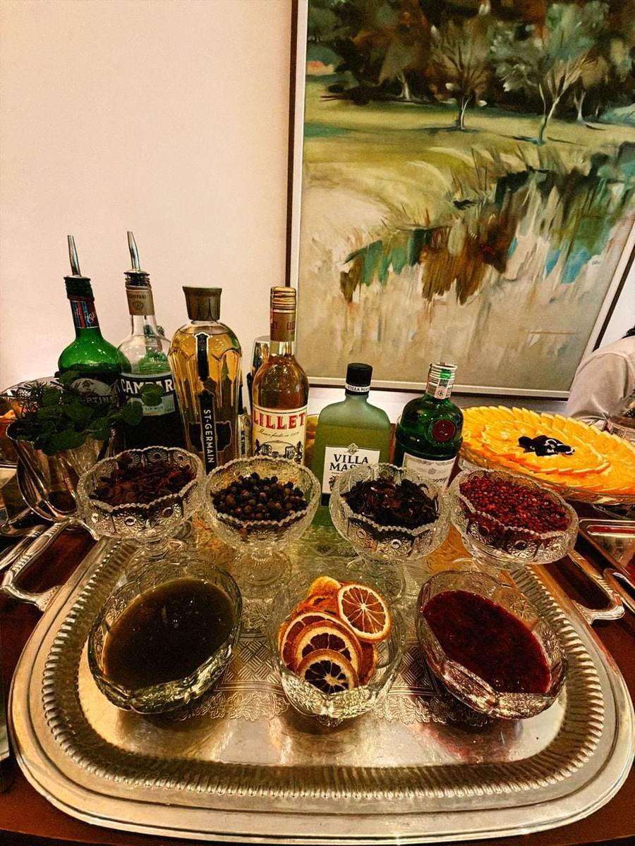 Mesa de drinks montada em ambiente residencial