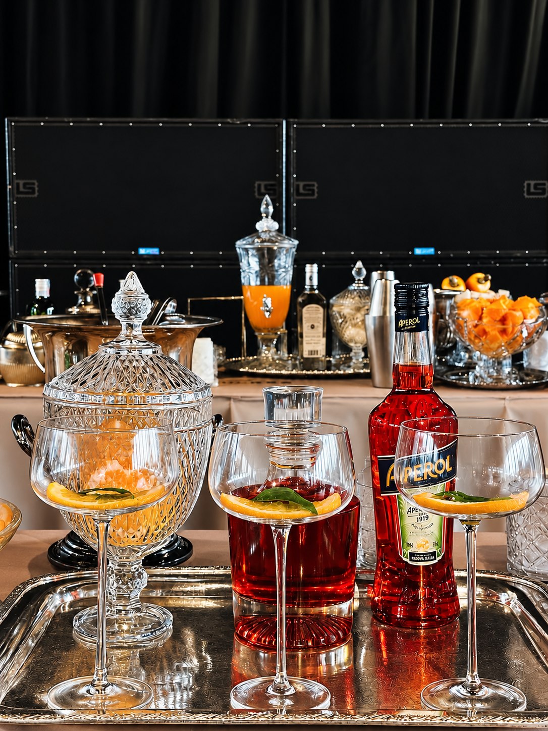 Taças com frutas cítricas e detalhes do bar