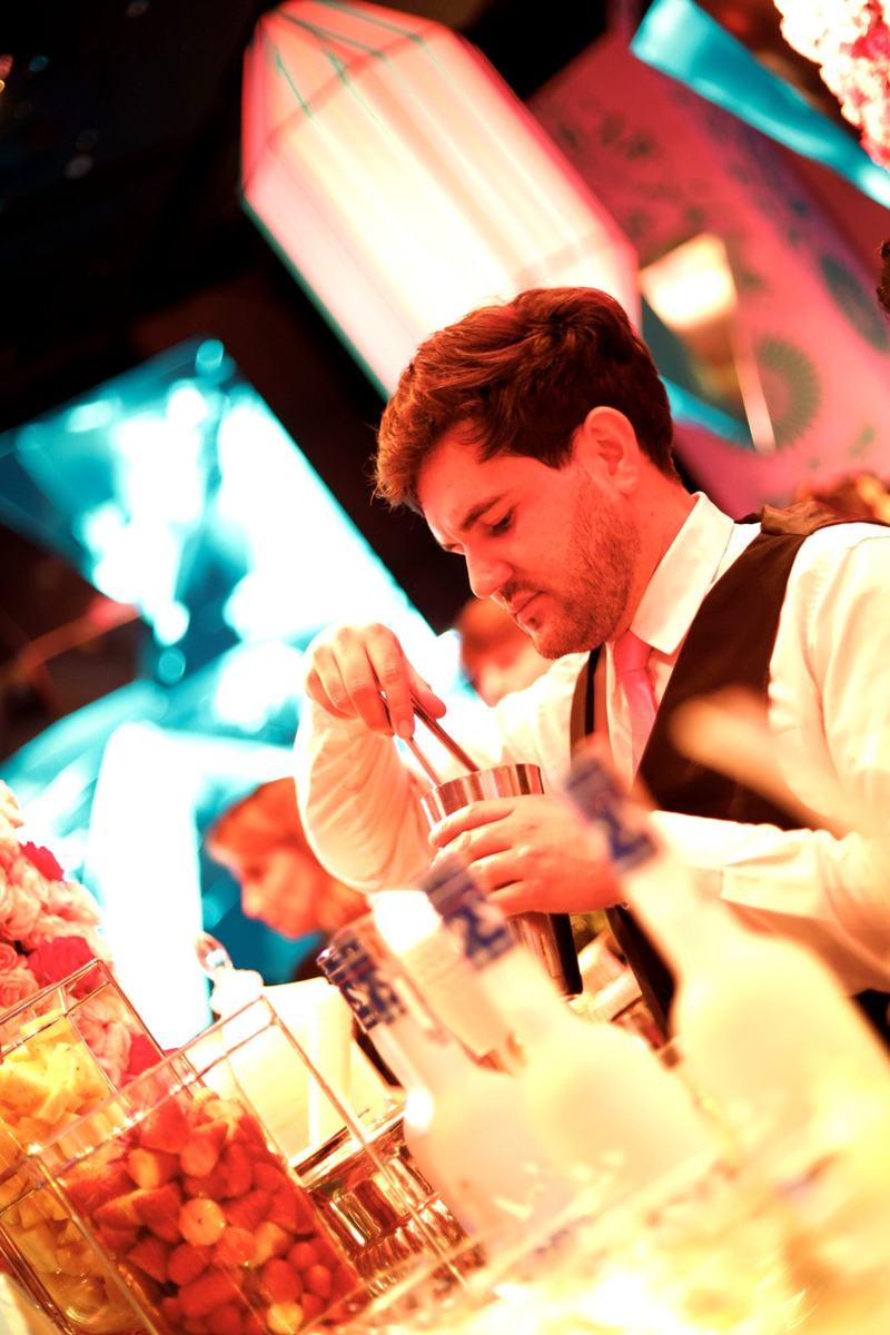 Bartender preparando drink em evento