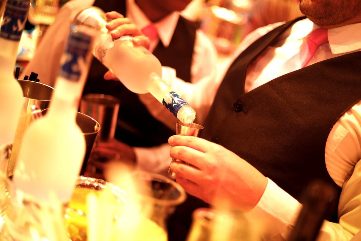 Drink sendo preparado pela equipe Dudu Drinks